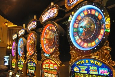 Dealer membagikan kartu di Live Baccarat